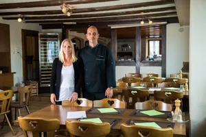 didi Momentan wohnen Fabienne und Dieter «Didi» Klauser noch oberhalb des Restaurants, dies wird sich aber bald ändern. (Bild: Seraina Boner)