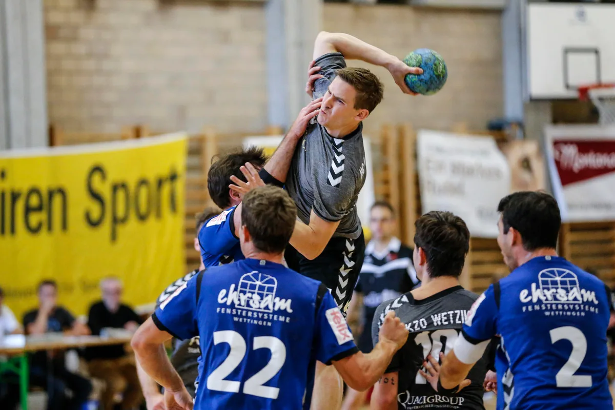 sport_13092014_handballwetzikonwettingen_crm_8 Zurück beim HC KZO Wetzikon: Christian Brügger, hier noch in der 1. Liga im Angriff gegen Lägern Wettingen. (Archivbild: Christian Merz)