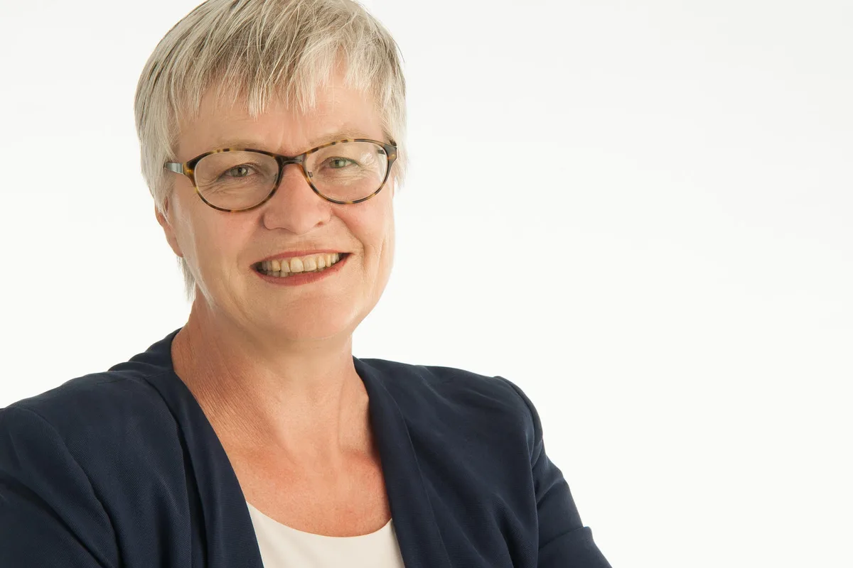 vo52_quadranti Rosmarie Quadranti (BDP) rief dazu auf, das Couvert der JSVP unfrankiert an den Absender zurückzuschicken. (Bild: zvg) , Im Couvert war die Parteizeitung, welche auf der Titelseite eine Todesanzeige für die Demokratie veröffentlicht. Der Volkeswille sei bei der Umsetzung der Masseneinwanderungsinitiative nicht berücksichtigt worden. (Bild: zvg) , Benjamin Fischer, Präsident JSVP, findet: «Jeder erhält einmal eine Zeitschrift oder einen Prospekt zugestellt, den er nicht bestellt hat. Man kann diese auch einfach entsorgen.» (Bild: zvg)