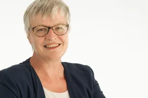 vo52_quadranti Rosmarie Quadranti (BDP) rief dazu auf, das Couvert der JSVP unfrankiert an den Absender zurückzuschicken. (Bild: zvg) , Im Couvert war die Parteizeitung, welche auf der Titelseite eine Todesanzeige für die Demokratie veröffentlicht. Der Volkeswille sei bei der Umsetzung der Masseneinwanderungsinitiative nicht berücksichtigt worden. (Bild: zvg) , Benjamin Fischer, Präsident JSVP, findet: «Jeder erhält einmal eine Zeitschrift oder einen Prospekt zugestellt, den er nicht bestellt hat. Man kann diese auch einfach entsorgen.» (Bild: zvg)