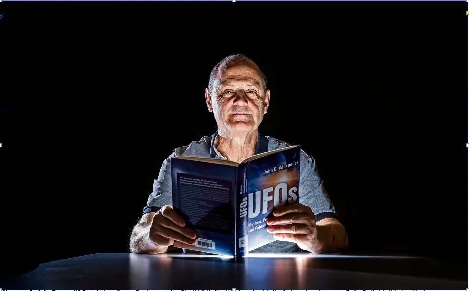 Die Wahrheit über die Ufos? Felix Roth zweifelt die Antworten des Autors dieses Buchs an. (Bild: Christian Merz)