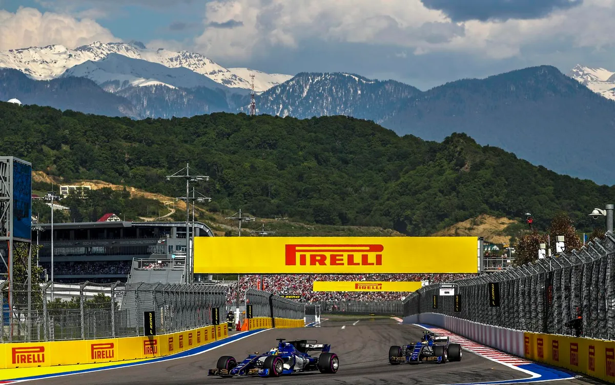 05936857 In Sotschi hatten die Sauber-Piloten mit den vorderen Rängen einmal mehr nicht viel zu tun. (Bild: Keystone), Künftig sollen die Hinwiler Autos mit Honda-Motoren ausgerüstet werden. (Bild: Keystone), Das McLaren-Team (im Bild Fernando Alonso) kam allerdings bislang ebenfalls nicht so richtig auf Touren. (Bild: Keystone)