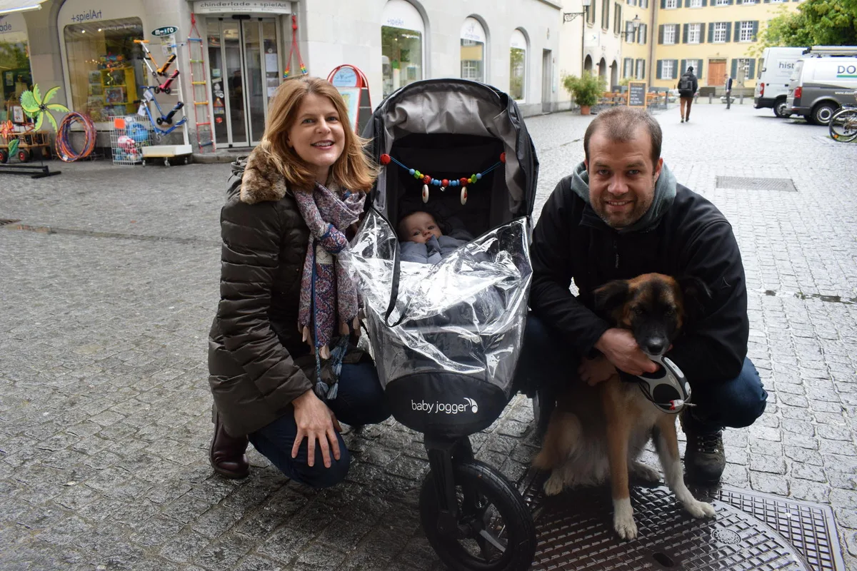 Sonia und Dominik Kunz-Boreham mit Tochter Evie und Hund Otoño. Bild: Nicole Hasler