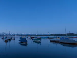 blaue-stunde_0 Früh aufstehen musste Roland Tiefenauer, um den Pfäffikersee zur blauen Stunde, also vor Sonnenaufgang, ablichten zu können. (Bild: Roland Tiefenauer)