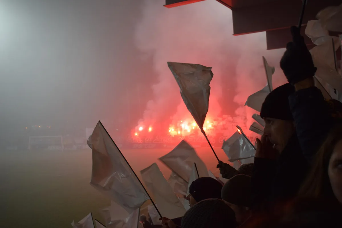 Trainer Umberto Romano hofft neben einem Sieg auch auf besseres Wetter als beim letzten Spiel des FC Zürich. (Bild: Talina Steinmetz)