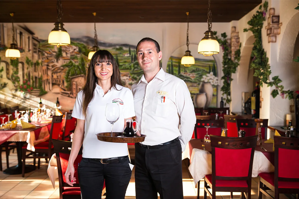 greifensee_17052016_gratisessenresttoscana_sbo_2_preview Ein Bild aus vergangenen Zeiten: Elvira und Gino Ramadani im Restaurant Toscana. (Archivbild: Seraina Boner), So fing alles an: Der Aushang, mit dem Gino und Elvira Ramadani vor einem Jahr auf ihr Angebot aufmerksam gemacht haben. Was danach kam, hat sie beide überrascht. (Bild: zvg), Die Aktion hat das paar aber viel Geld gekostet. (Bild: Seraina Boner)