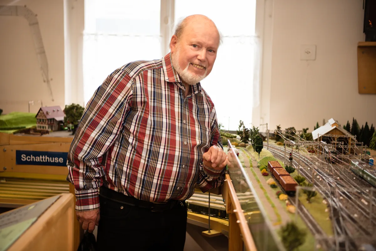 modelleisenbahn_uster_hanspeter_storz_alfred_mahler_11042017_25_preview Begeisterter Modelleisenbähnler: Hans-Peter Storz im Klublokal der Eisenbahn-Amateure Uster. (Bild: Carole Fleischmann), Die Bähnler haben mit schwindendem Nachwuchs zu kämpfen. (Bild: Carole Fleischmann), Storz will nun Gegensteuer geben. (Bild: Carole Fleischmann), Helfen sollen dabei ein Reparaturservice an den Open-Days und Besucherfreundlichkeit. (Bild: Carole Fleischmann), Auch die Lokremise Uster kämpfe mit dem gleichen Problem, erklärt Storz. (Bild: Carole Fleischmann)