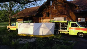 screenshot_20170519-210808 Noch Stunden nach dem Unfall war die Spurensicherung der Kantonspolizei Zürich in Fehraltorf vor Ort, um den Grund des Unglücks zu eruieren. (Bild: Simon Grässle), Beim Spielen in einer Scheune wurden am frühen Freitagabend vier Kinder verletzt. (Bild: Newspictures), Die beiden schwer verletzten Buben wurden mit der Rega ins Spital geflogen. (Bild: Newspictures), Mediensprecher Ralph Hirt (rechts) am Abend vor Ort in Fehraltorf. Was er zum Unfall sagt, sehen Sie unten im Video. (Bild: Simon Grässle)