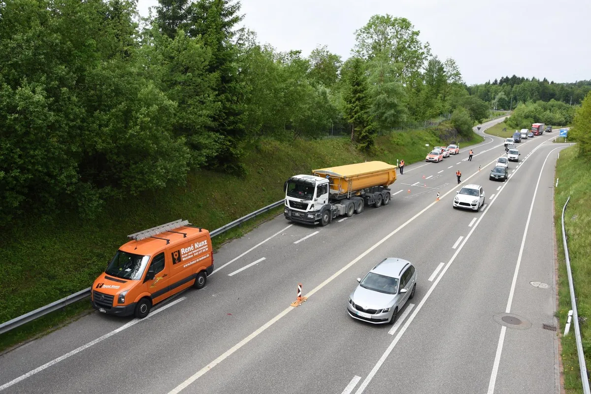 rapperswil-jona Bei der Autobahneinfahrt Jona kam es am Mittwochmittag zu einer Kollision.
(Bild: Kantonspolizei St. Gallen)