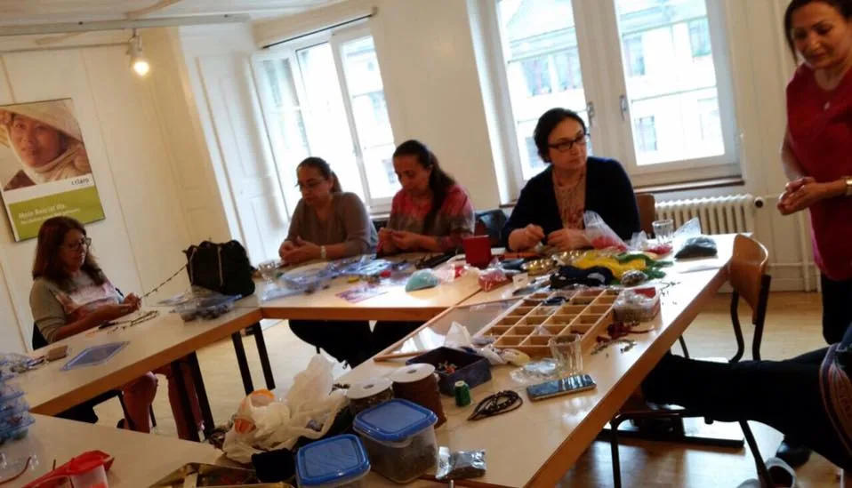 Der Kurdische Frauenverein bemüht sich um die Integration von Kurdinnen in Winterthur. Einmal in der Woche trifft man sich, um Schmuck herzustellen. (Bild: zvg), Der Kurdische Frauenverein bemüht sich um die Integration von Kurdinnen in Winterthur. Einmal in der Woche trifft man sich, um Schmuck herzustellen. (Bild: zvg)