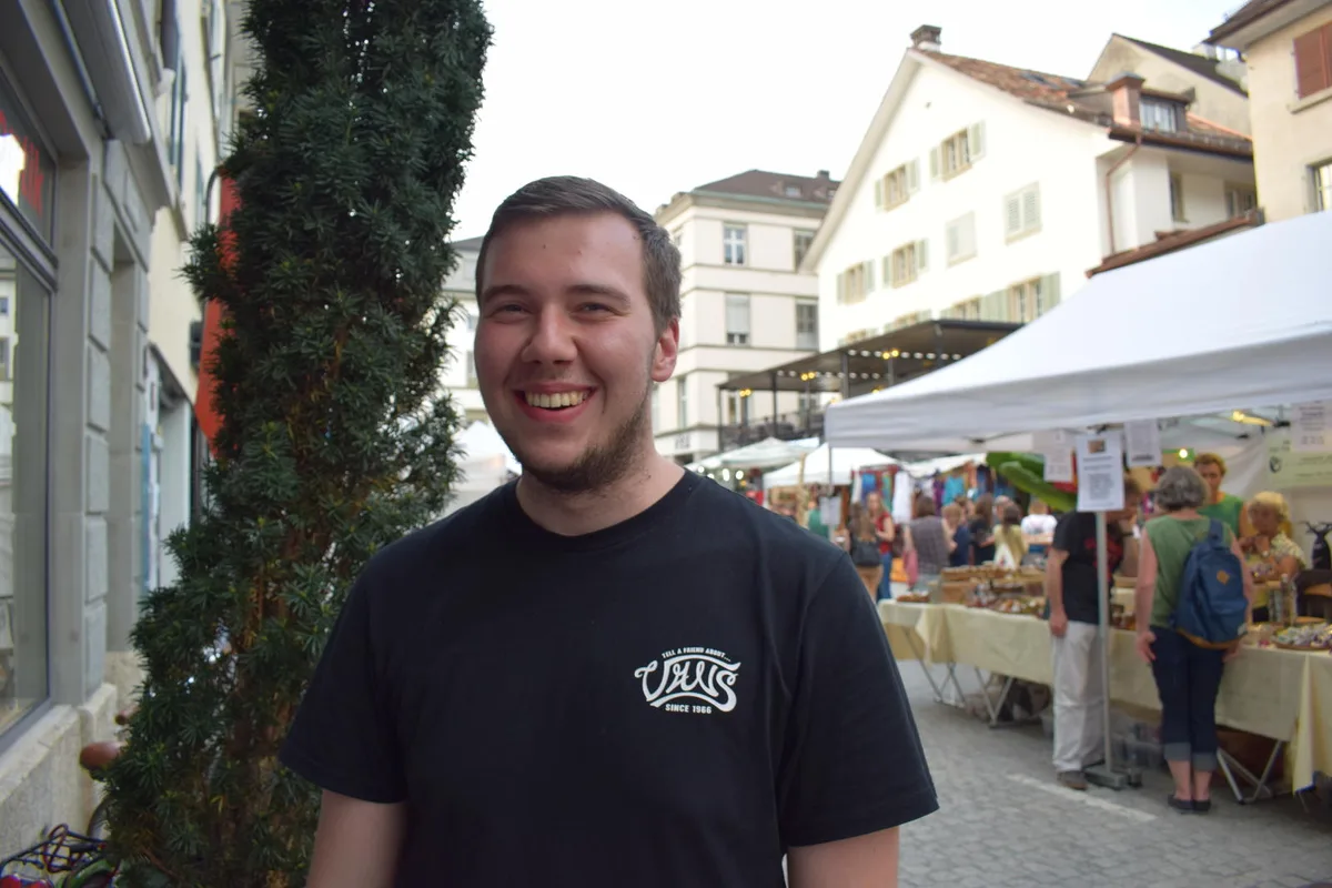 umfrage_afropfingsten2 Marko Stojanovic (23), aus Effretikon: ««Die verschiedenen Gerichte haben es mir sehr angetan. Ausserdem finde ich die Stimmung der Menschen faszinierend: Überall, wo man hinschaut, wird getanzt oder ein Instrument gespielt.», Michael Tanner (20) aus Winterthur: «Mir gefällt die Toleranz der Menschen. An den Afro-Pfingsten merkt man, wie die Kulturen von anderen Ländern wertgeschätzt werden. Die Offenheit der Besucher ist mir seht positiv aufgefallen.», Chantal Khater (24) aus Wiesendangen: «Die gesamte Kultur, die an den Afro-Pfingsten vertreten ist, gefällt mir sehr. Die Menschen sind offen und die Stimmung sehr ausgelassen. Und natürlich das leckere und vielfältige Essen.», Veronica Marques Couzo (22) aus Winterthur: «Ich liebe diese Kultur. Ausserdem finde ich das Angebot der Stände super. Die verschiedenen Statuen und farbigen Kleider gefallen mir.», Marcelo Couzo (32) aus Winterthur:
«Mir gefällt fast alles an den Afro-Pfingsten, das Gesamtpaket stimmt einfach. Da wir schon in Afrika waren, ist es natürlich sehr schön, dieses Fest hier zu besuchen.«