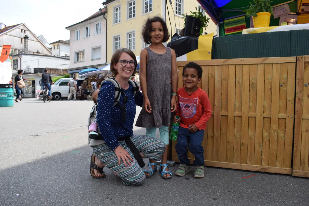 uns_trifft_man_8-_juni_17 Die sechs Monate alte Joanna (v.l, in der Rückentragetasche), Mutter Tamara, Laila und Lenny sind die Familie Küng. Bild: Talina Steinmetz