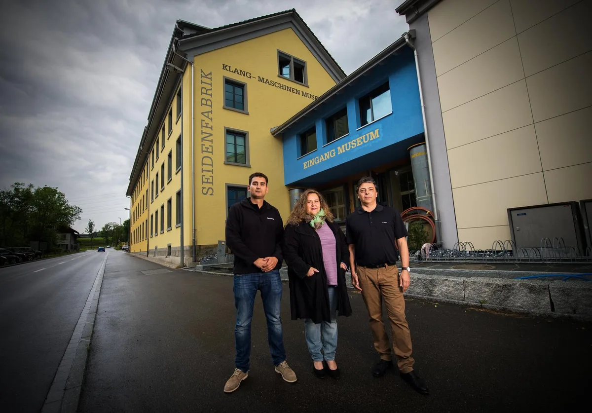 duernten_06062017_mieterseidenfabrik_sbo_9 Matthias Bertschinger (links) hat schon für fast alle Räume in der Seidenfabrik Mieter gefunden. Daniela Schmid und Gianpiero Duo sind zwei davon. Sie verkauft Kunsthandwerk und restaurierte Möbel, er stellt Pasta her. (Bild: Seraina Boner), Roger und Daniela Schmid arbeiten nicht nur in der Seidenfabrik sie ziehen auch in eine der zwei Loftwohnungen. (Bild: Seraina Boner)