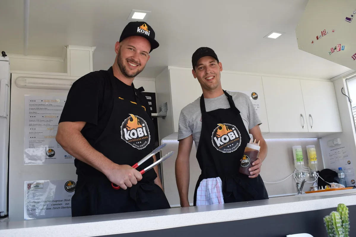 foodtruck_3 Patrick Binder und Christoph Kopp sind zweimal pro Woche in Winterthur mit ihrem Foodtruck unterwegs. (Bild: tas.), Die beiden Grillmeister sind froh, ihre eigenen Chefs zu sein. (Bild: zvg.), Ihr Motto ist «slow food on hot wheels» (Bild: zvg.), Mit dem Foodtruck haben sich die beiden jungen Herren einen Traum erfüllt. (Bild: tas.)
