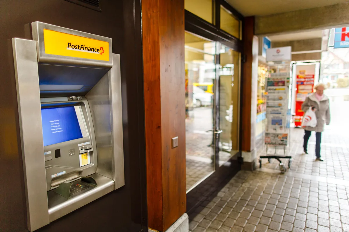 moenchaltorf_09122015_automat_naz-1_1 Die Mönchaltorfer haben zwar ihren Postomaten zurück, aber die Zukunft des Postschalters ist ungewiss. (Archivbild: Nicolas Zonvi)