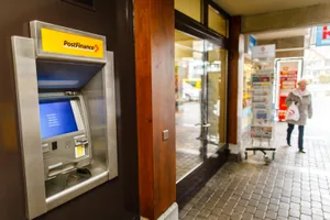 moenchaltorf_09122015_automat_naz-1_1 Die Mönchaltorfer haben zwar ihren Postomaten zurück, aber die Zukunft des Postschalters ist ungewiss. (Archivbild: Nicolas Zonvi)