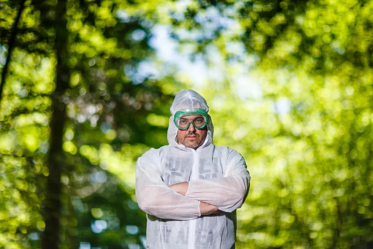 uster_16052017_zecken_naz-13_preview Klar, die Schutzbrille ist ein wenig übertrieben. Aber im Wald sind die Zecken in der Überzahl, da kann man nicht vorsichtig genug sein.
(Bild: Nicolas Zonvi)