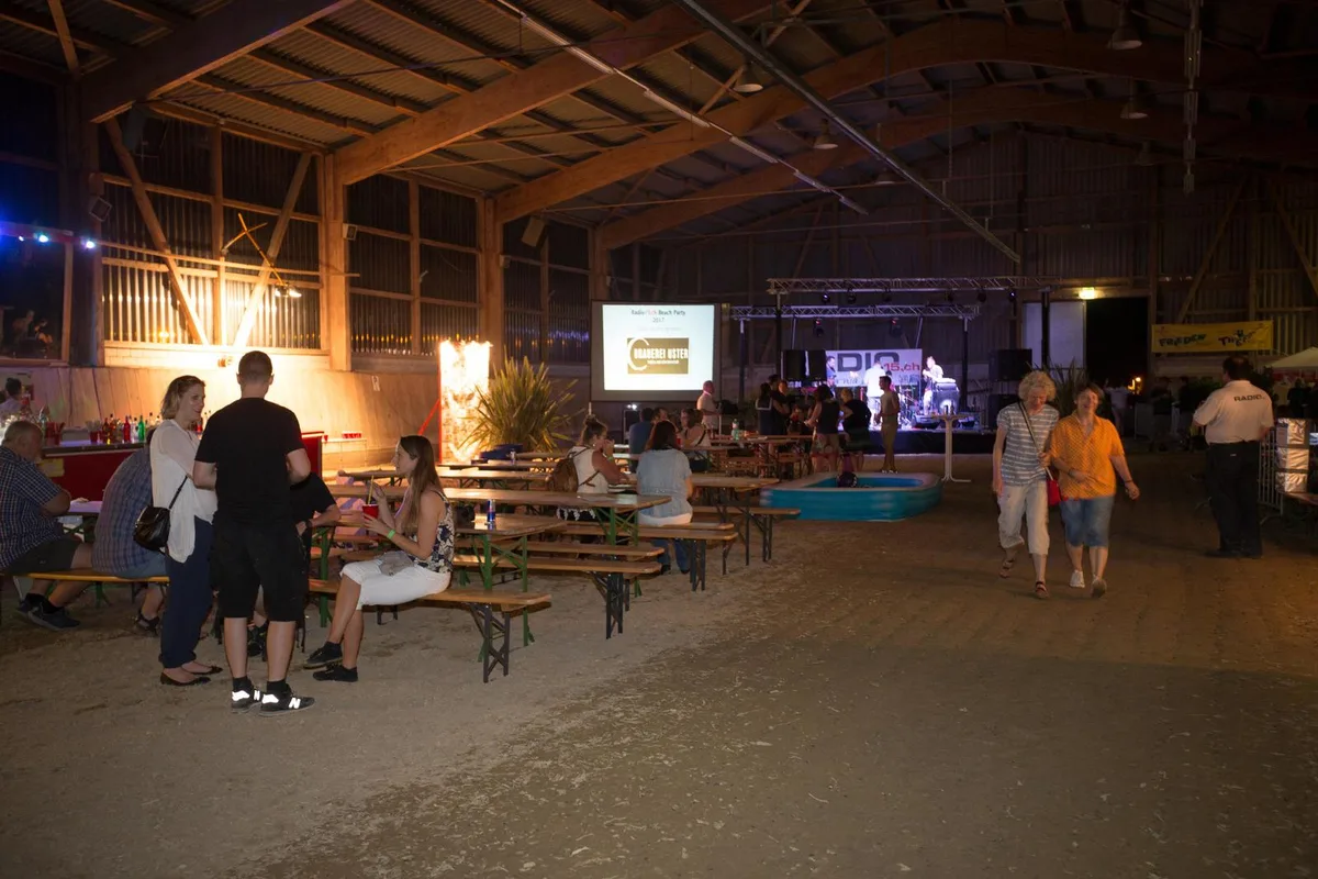 uster_03062017_beachparty_nag-14_preview An der Beachparty in der Reithalle Buchholz gab es am Samstag noch viel Platz zum Feiern. (Bild: Nathalie Guinand)