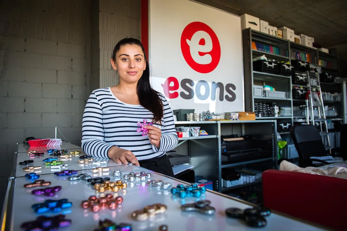 wetzikon_07062017_esons_sbo_7 «So etwas habe ich noch nie erlebt»: Store-Managerin Marina Obrenovic arbeitet seit zehn Jahren für Esons in Wetzikon. Für die Fidget Spinners reisten die Leute sogar aus Bern an.