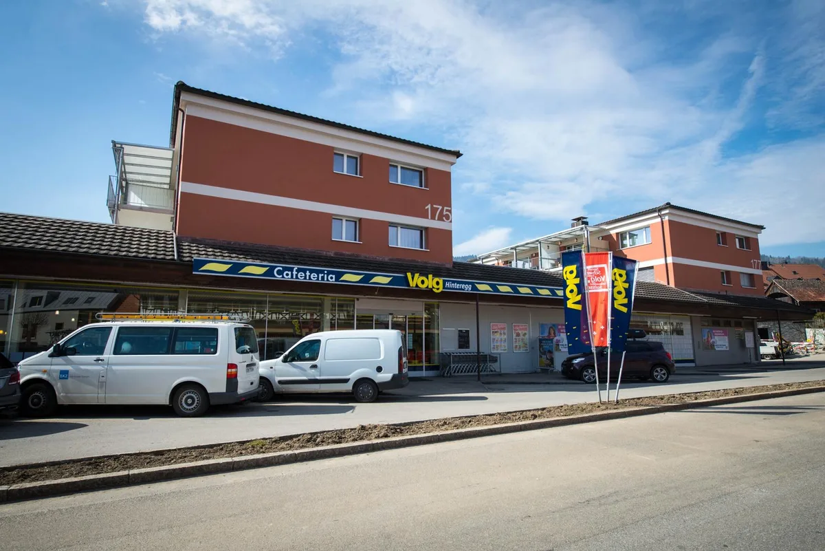 Der Volg in Hinteregg schliesst bald seine Türen. (Archivbild: Seraina Boner), Thomas Hobi und Yvonne Langhart werden am 15. September ihren "Dorfladen Hinteregg" eröffnen. (Bild: Lea Chiapolini), Das Restaurant Grütli ist neben dem Lebensmittelladen das letzte verbleibende Angebot in Hinteregg. (Archivbild: Seraina Boner)