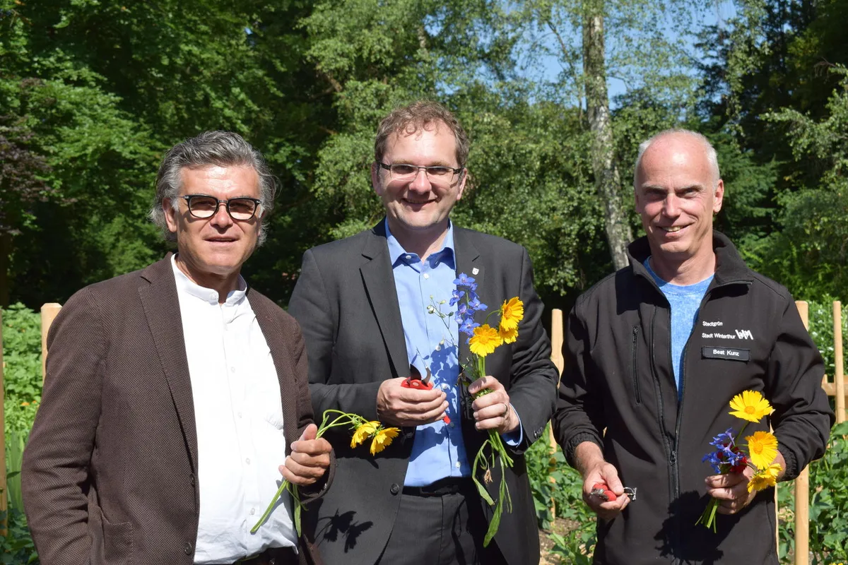 dsc_0077 Initiant Alex Borer (v.l.), Stadtrat Stefan Fritschi (FDP) und Stadtgrün-Leiter Beat Kunz hoffen, dass das Blumenfeld zur Belebung des Stadtparks beiträgt. (Bild: Talina Steinmetz), Die Schüler der Primarschule Altstadt bereiten sich auf ihr kleines Konzert vor. (Bild: Talina Steinmetz), Die Farben verleihen dem Ort Frische. (Bild: Talina Steinmetz), Initiant Alex Borer und Beat Kunz. (Bild: Talina Steinmetz), Geduldig warten sie, bis das nächste Lied kommt. (Bild: Talina Steinmetz), Stadtrat Stefan Fritschi (FDP) informiert über die Ziele der Stadt Winterthur. (Bild: Talina Steinmetz), Die Kinder scharen sich um Stefan Fritschi (FDP) und Stadtgrün-Leiter Beat Kunz (l.) (Bild: Talina Steinmetz), Beim Blumenfeld im Stadtpark kann man diverse Blumen gegen ein Entgelt abschneiden. (Bild: Talina Steinmetz), Die Kinder singen Lieder über Blumen und Pflanzen. (Bild: Talina Steinmetz), Der Stadtgrün-Leiter Beat Kunz ist erfreut, dass das Blumenfeld nun eröffnet wurde. (Bild: Talina Steinmetz), Den Gartenzaun haben die Kinder der Primarschule Altstadt bemalt. (Bild: Talina Steinmetz)