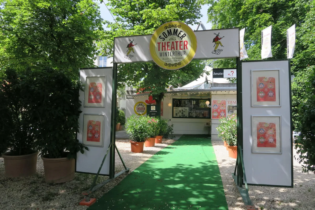 img_6423 Das Sommertheater Winterthur feierte am Mittwoch den Auftakt in die diesjährige Saison. Die Premiere sei «sensationell» gewesen.
(Bild: Tina Schöni), Hans Heinrich Rüegg, Direktor vom Sommertheater, freut sich, wenn gute Pointen beim Publikum für Lacher sorgen.
(Bild: Heinz Diener), Ein Störfaktor für die Theateraufführungen sei nach wie vor der Lärm aus dem angrenzenden Stadtpark. Ein Schild weist deshalb auf die Ruhezone hin.
(Bild: Tina Schöni)