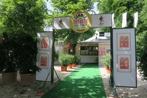 img_6423 Das Sommertheater Winterthur feierte am Mittwoch den Auftakt in die diesjährige Saison. Die Premiere sei «sensationell» gewesen.
(Bild: Tina Schöni), Hans Heinrich Rüegg, Direktor vom Sommertheater, freut sich, wenn gute Pointen beim Publikum für Lacher sorgen.
(Bild: Heinz Diener), Ein Störfaktor für die Theateraufführungen sei nach wie vor der Lärm aus dem angrenzenden Stadtpark. Ein Schild weist deshalb auf die Ruhezone hin.
(Bild: Tina Schöni)