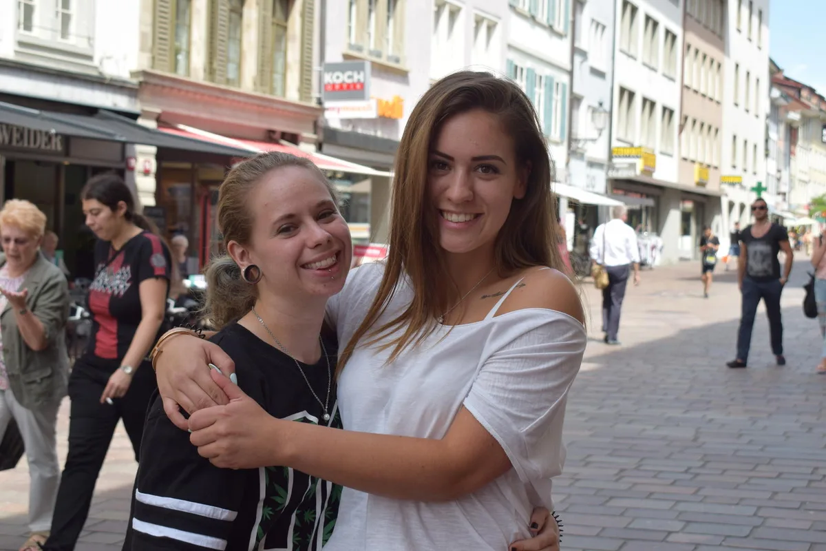 uns_trifft_man_22-_juni Thirza Meier (l.) und Jasna Tatic sind seit langer Zeit beste Freundinnen. (Bild: tas.)
