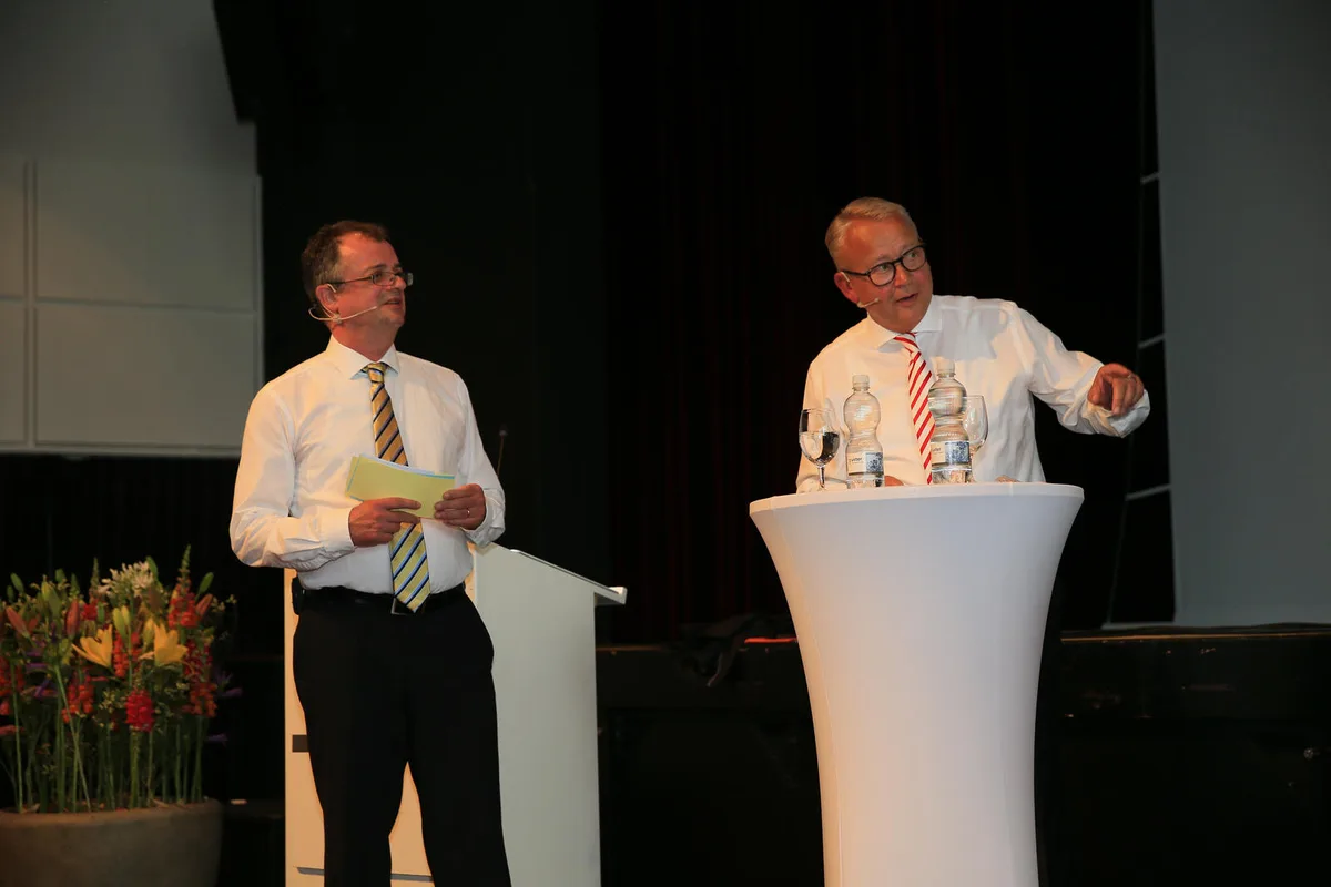 Hansruedi Galliker von Galliker Kommunikation Uster (links) moderierte den Anlass, an dem unter anderem Stadtpräsident Werner Egli (rechts) über aktuelle Geschäfte informierte. (Bild: Nathalie Guinand)