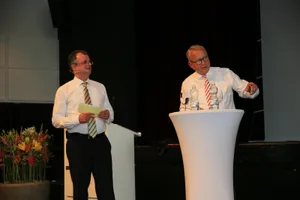 uster_15062017_wirtschaftsempfang_nag-6-2 Hansruedi Galliker von Galliker Kommunikation Uster (links) moderierte den Anlass, an dem unter anderem Stadtpräsident Werner Egli (rechts) über aktuelle Geschäfte informierte. (Bild: Nathalie Guinand)