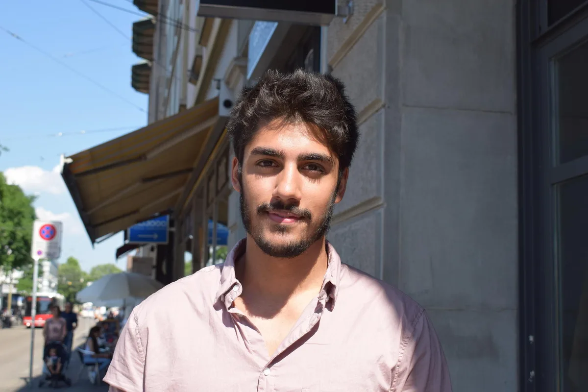 umfrage_22-_juni_3 Leonardo Müller, 21, aus Winterthur: «Ich verbringe das Stadtfest nicht in einem Zelt, sondern im Coffee Criminals im Giahi. Das Ambiente dort ist sehr gemütlich und die Drinks lecker.» (Bild: Talina Steinmetz), Annika Züst, 22, aus Seen
«Das Albanifest gehört eher meiner Vergangenheit an. Wenn Freunde dort hin gehen wollen, werde ich nicht kneifen. Ein bestimmtes Ziel haben wir aber nicht. Nur die Fruchtspiesse mit Schokolade sind ein Muss.» (Bild: Talina Steinmetz), Angela Zundel, 24, Winterthur
«Ich war begeistert vom Tanz zum Merkur. Leider haben die Organisatoren dieses Jahr keine Bewilligung erhalten. Vermutlich werde ich beim Zelt vom FC Veltheim verweilen, da meine Mitbewohner dort spielen.» (Bild: Talina Steinmetz), Luca licini, 23, aus Oberwinterthur
«Da ich früher bei den Winterthur Warriors Football gespielt habe, ist deren Zelt mein Lieblingsziel am Albanifest. Ich treffe dort viele Freunde und lerne oft neue kennen. Zudem herrscht immer eine super Stimmung.» (Bild: Talina Steinmetz)