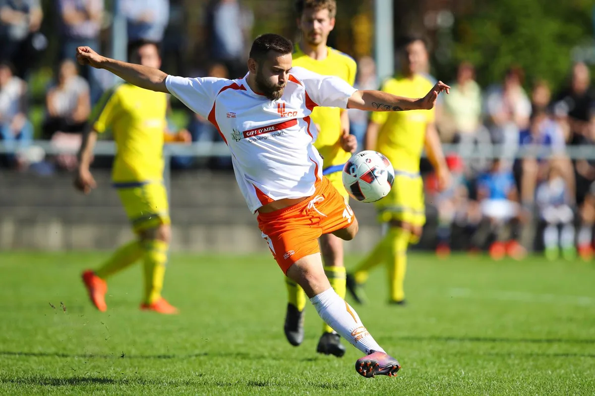 sport_09042017_fussballgossau_dku_9 Von Beginn weg Druck gemacht: Dübendorfs Ali Hoti zieht ab - den Gossauer Spielern bleibt nur die Zuschauerrolle. (Bild: David Kündig)