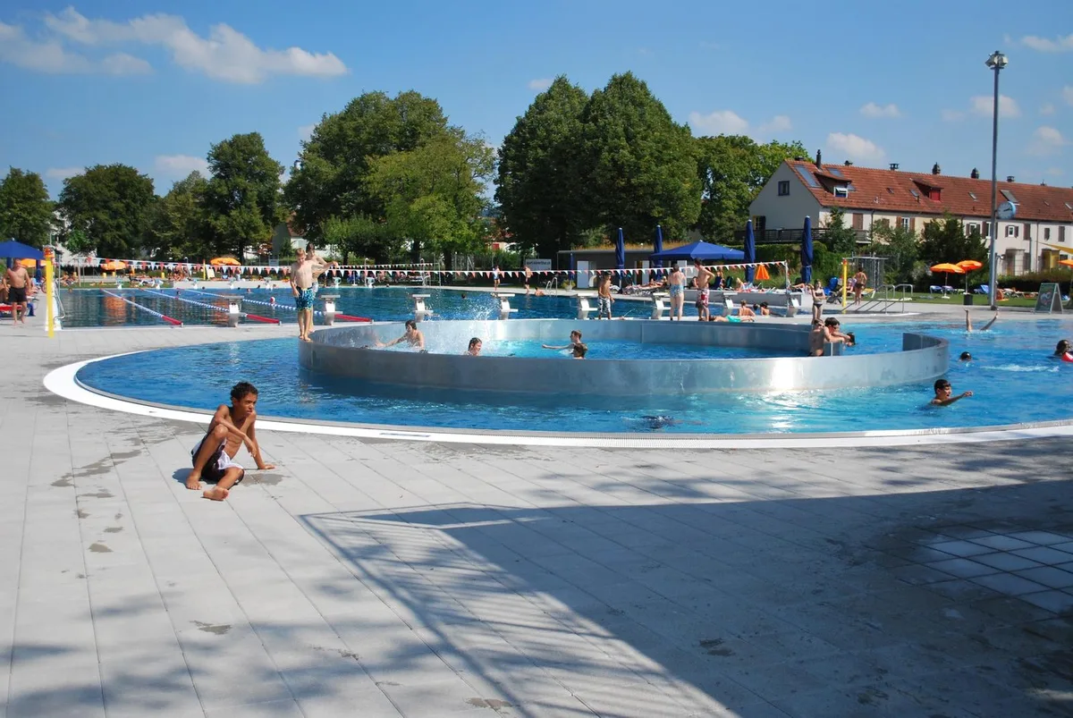 freibad_geiselweid In der Badi Geiselweid in Winterthur ist das Fotografieren und Filmen untersagt. Die Kontrolle gestalte sich an gut besuchten Tagen allerdings schwierig. (Bild: Stadt Winterthur), Nicht so im Hallenbad. «Hier fällt es auf, wenn jemand Videos oder Fotos von Badegästen macht», so Sportamtchef Dave Mischler. (Bild: Stadt Winterthur)