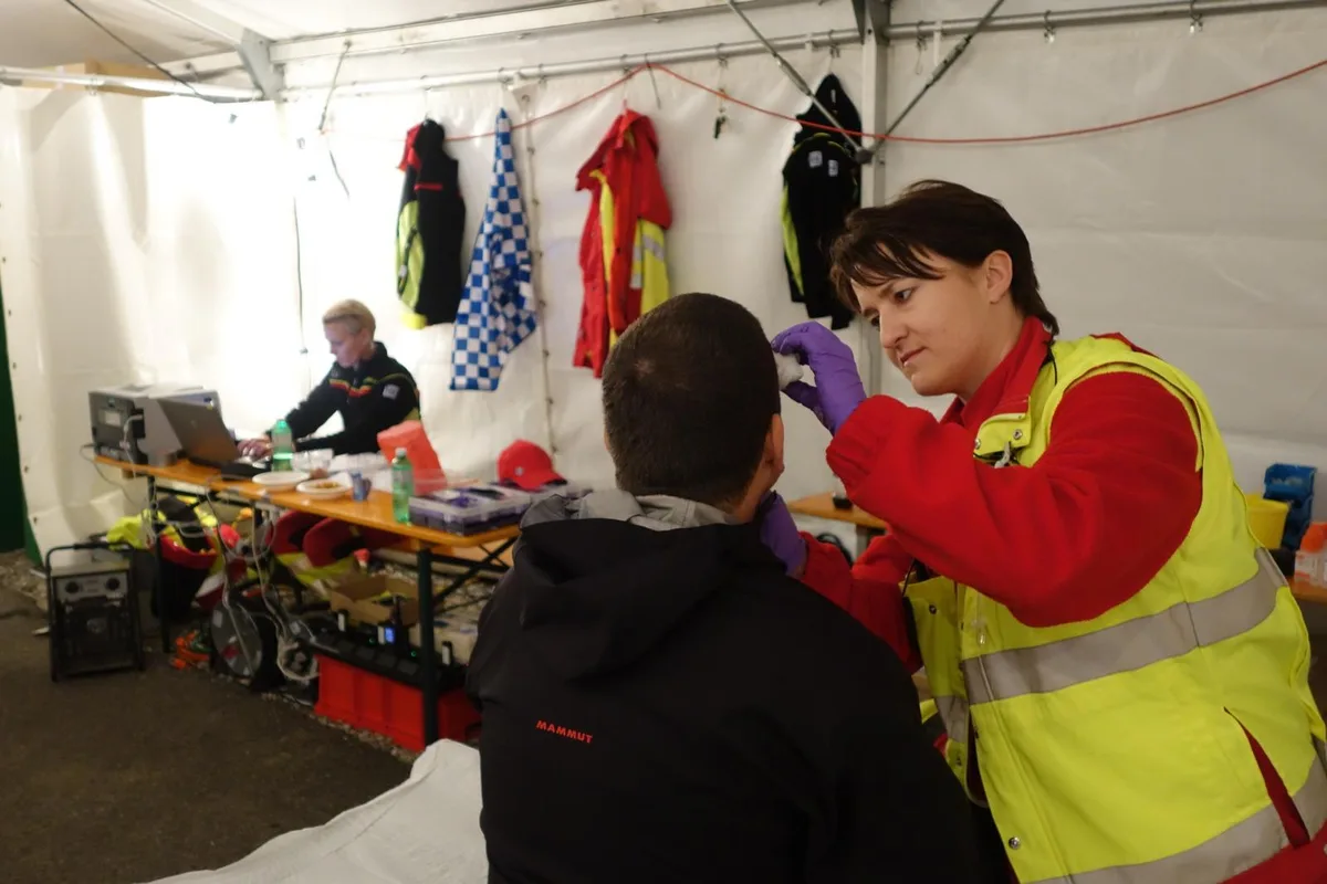 Notärztin Chantal Breitenstein bei der Versorgung eines Patienten am Rock the Ring 2016. Für die aktuelle Auflage des Festivals rät sie den Besuchern, unbedingt auf die ausserordentliche  Hitze Rücksicht zu nehmen. (Bild: Regio 144)