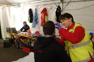 40_breitenstein Notärztin Chantal Breitenstein bei der Versorgung eines Patienten am Rock the Ring 2016. Für die aktuelle Auflage des Festivals rät sie den Besuchern, unbedingt auf die ausserordentliche Hitze Rücksicht zu nehmen. (Bild: Regio 144)