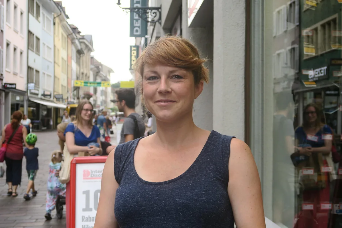 img_6595 Jennifer Lehmann (38) aus Veltheim:
«Wenn ich alleine unterwegs bin, bevorzuge ich das «Geisi». Dort hat es ein 50-Meter-Schwimmbecken, das finde ich super. Ausserdem verbindet mich diese Badi mit meiner Kindheit.», Susanne Christen (43) aus Oberwinterthur:
«Da ich mit meiner Familie in der Nähe vom Schwimmbad Oberwinterthur wohne, verbringe ich die sonnigen Tage meistens dort. Am besten gefällt mir jedoch die Badi Wolfensberg. Die Aussicht ist atemberaubend.», Mauro Castrigno (34) aus Veltheim:
«Mit meiner Tochter gehe ich am liebsten ins Schwimmbad Oberwinterthur oder Geiselweid. Morgens hat es im «Oberi» weniger Leute als im «Geisi». Ausserdem ist der Kletterturm eine gute Beschäftigungsmöglichkeit.», Adam Schlegel (25) aus Winterthur:
«Hinter dem Zentrum Töss fliesst ein Nebenarm der Töss durch. Dort bade ich am liebsten. Ich sitze immer unter den Wasserfall und lasse das Wasser über meinen Rücken fliessen.»
