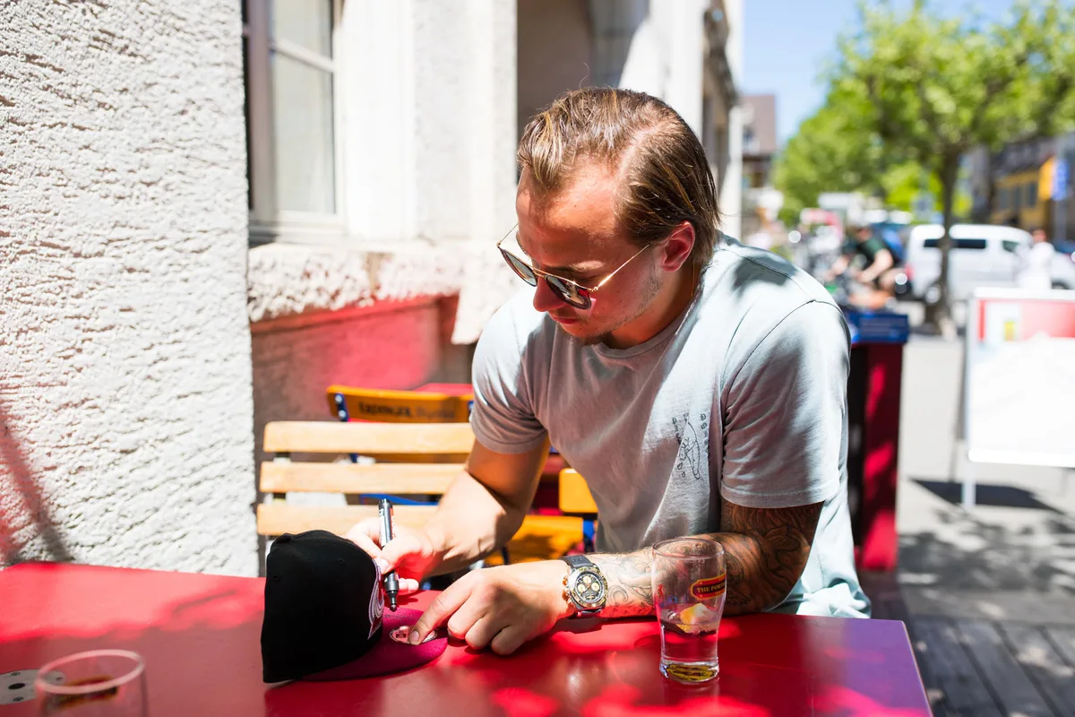 sport_17052017_svenandrighetto_dku_22 Für einen Wettbewerb signierte Sven Andrighetto in Uster eine Mütze der Colorado Avalanche, später unterschrieb er beim NHL-Klub einen Vertrag. (Archivbild: David Kündig)