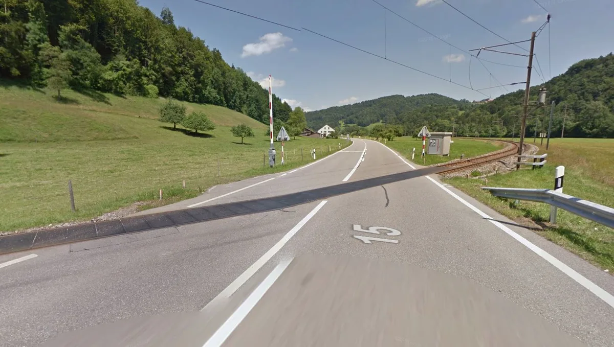 bahnuebergang Am Bahnübergang in Saland finden Bauarbeiten statt. (Bild: Google Street View)