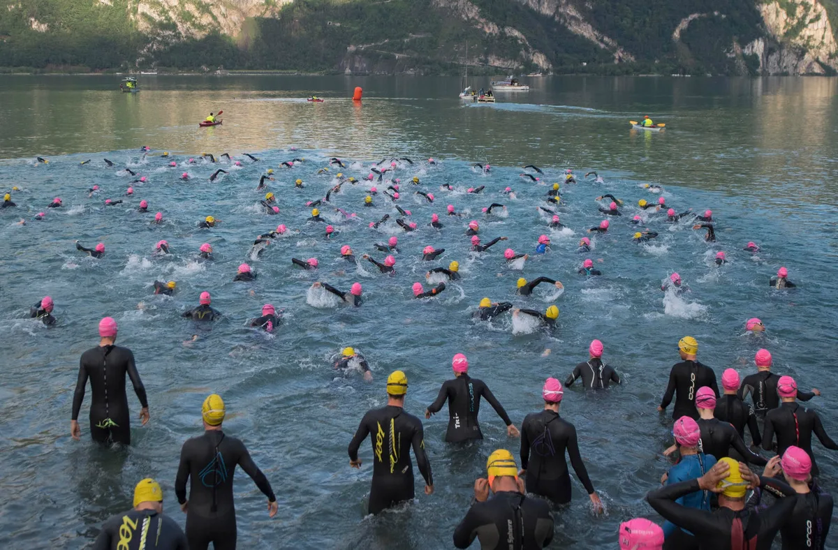 279431595 Ab ins Wasser: Gigathleten nehmen die Schwimmstrecke in Angriff. (Bild: Keystone)