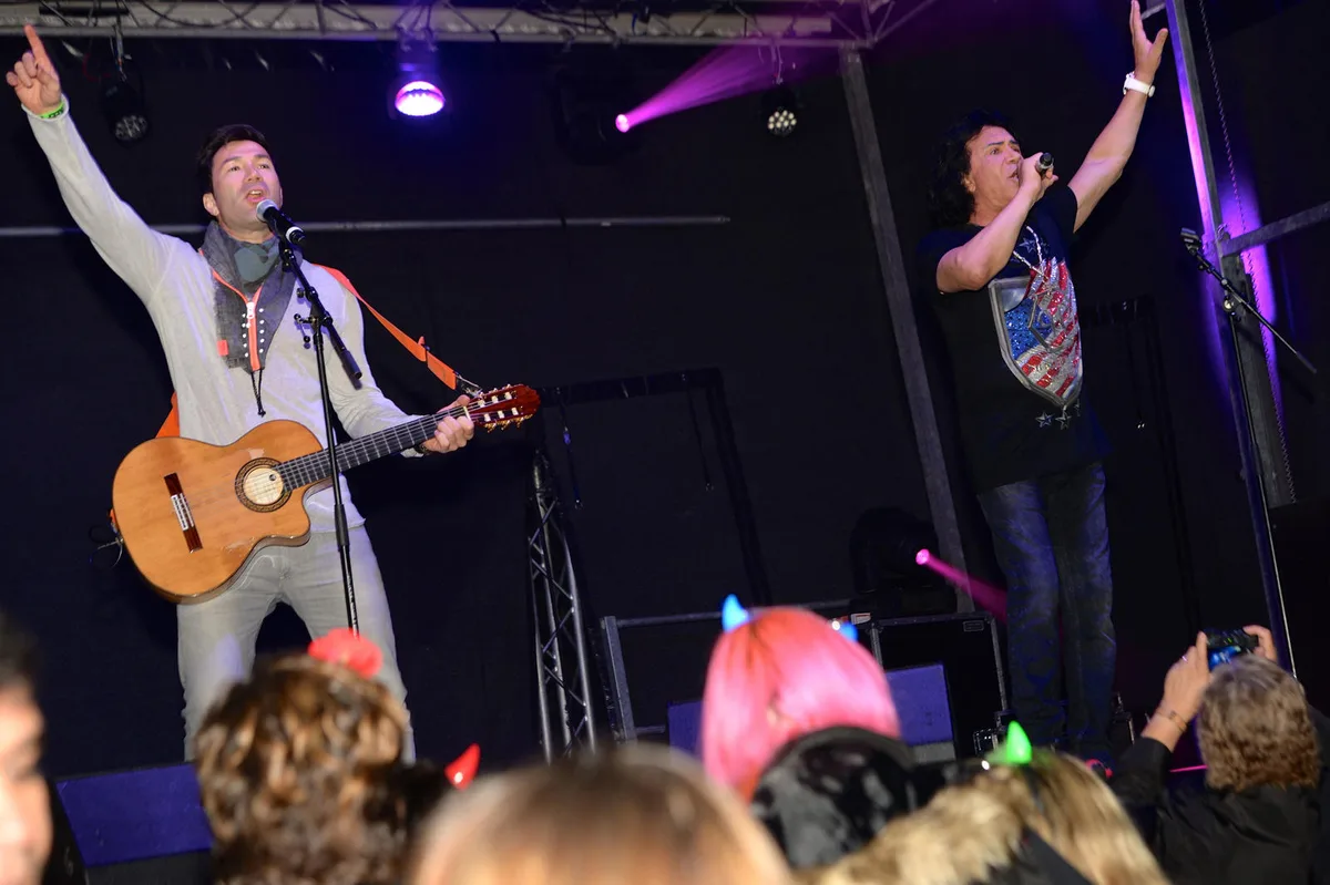 cordalissen Costa Cordalis (rechts) und sein Sohn Lucas sorgten am Stadtfest 2015 für Stimmung.
(Archivbild: Marcel Vollenweider)