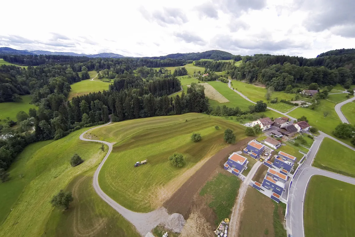 Im Ghöngg hätten 36 Einfamilienhäuser gebaut werden sollen. «Oberhalb des Baugrundstücks wurden vor Kurzem Neubauten ohne Probleme mit dem Baugrund erstellt», sagt Gemeindepräsident Hans-Peter Meier (SVP).
 Er ist optimistisch, dass sich die restlichen Baufelder ebenso bebauen lassen. (Bild: Fabio Meier), Die Bereiche, die vom Amt für Abfall, Wasser, Energie und Luft als gefährdet eingestuft werden, sind grün markiert. Hierbei handelt es sich um eine Massenbewegungsgefahr, also um Erdrutschungen, mittlerer Intensität. (Screenshot: www.gis.zh.ch)