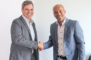 csm_acquisition-eso-gmbh-kistler_dff2384ac6 Rolf Sonderegger (r.), CEO Kistler Gruppe, und Christoph Münz, Inhaber und Geschäftsführer Eso GmbH, freuen sich über die zukünftige Zusammenarbeit. (Bild: zvg), Die Eso GmbH ist führend in der Entwicklung und Herstellung von mobilen Geschwindigkeitsmessgeräten. (Bild: zvg)