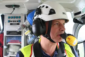 web_2_img_5215 Wolfgang Scarnato in seinem fliegenden Arbeitsplatz. (Bilder: Ernst Hilfiker), Der Rettungshelikopter «Lions 1» der Alpine Air Ambulance. Auf dieser Maschine leistet der Ustermer Wolfgang Scarnato als Notarzt Dienst., Der Rettungshelikopter «Lions 1» der Alpine Air Ambulance. Auf dieser Maschine leistet der Ustermer Wolfgang Scarnato als Notarzt Dienst. , Der Rettungshelikopter «Lions 1» der Alpine Air Ambulance., Eine Patientin wird für den Transport im Heli bereit gemacht., Mit Hilfe von Polizisten wird die Patientin eingeladen., Ein Patient wird auf einer Spezialtrage in den Heli geschoben. , Der «Lions 1» auf dem kleinen Landeplatz vor einem Regionalspital., Einsatz bei einem Verkehrsunfall., Der aus dem Heli ausgeladene Patient wird auf dem Dachlandeplatz eines grossen Spitals zum Lift geschoben, der direkt zur Notfallabteilung führt.