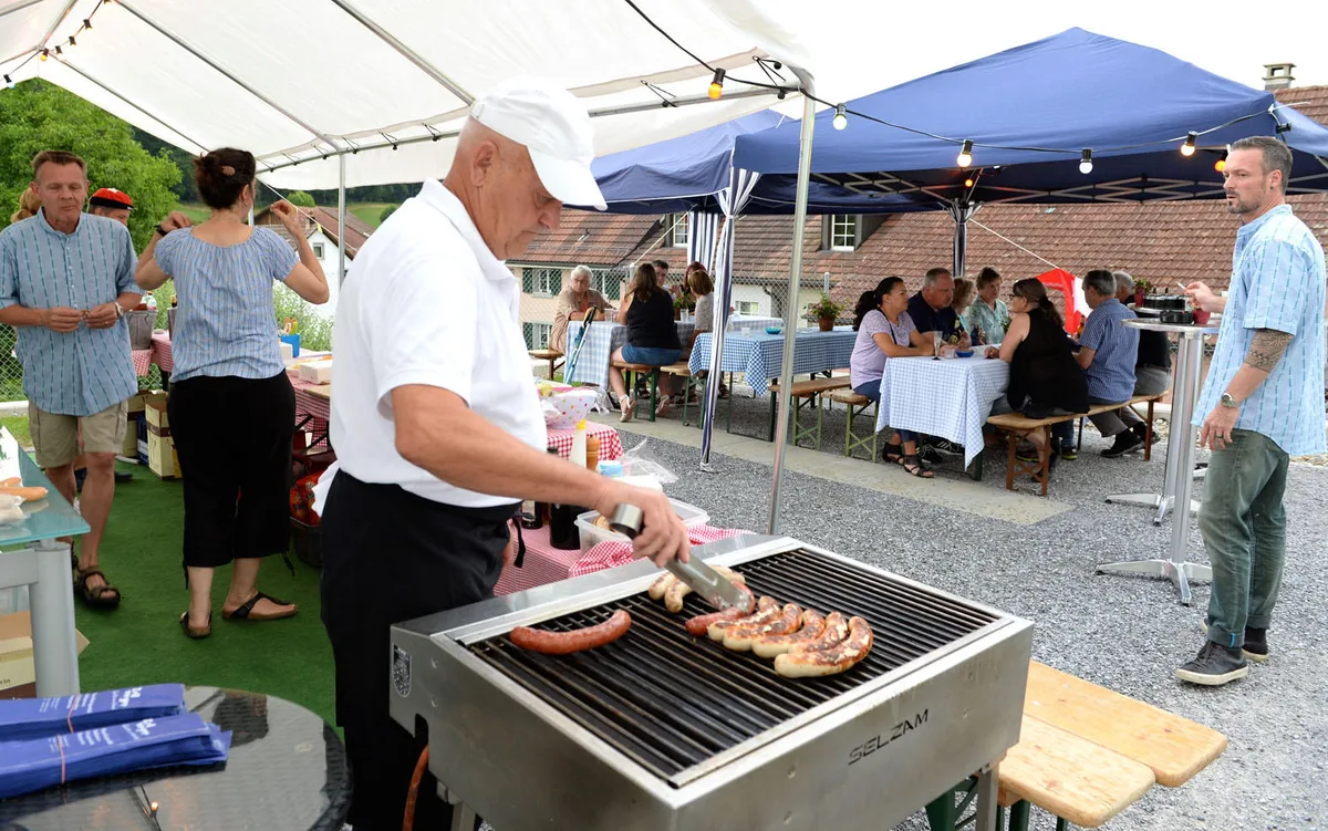 online_09072017_sommerfestsulzbach_mav_19 Am Sommer- und Dorffest in Sulzbach, das vom Dorf- und Frauenverein durchgeführt wurde, wurde die nachbarschaftliche Nähe gepflegt. (Bild: Marcel Vollenweider)