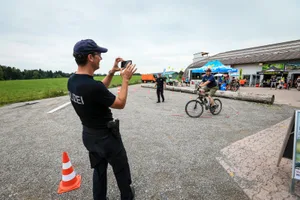 pfaeffikon_09072017_velofest_nag-30_1 Die Kantonspolizei bot am Velofest in Pfäffikon einen Geschicklichkeits-Parcours an.
(Bild: Nathalie Guinand)