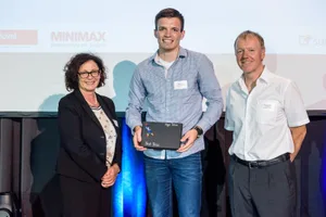 pw_suissetec_diplomfeier2017_228 vlnr: Sabina Häny (Häny AG), Tobias Sager, Markus Weibel (Präsident suissetec zsszgl) (Bild: zvg)