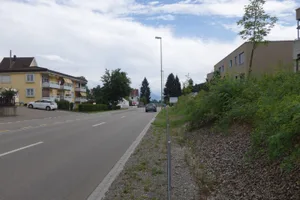 30_b_r_dsc00851_-_kopie Diese Stelle auf der Dürntnerstrasse in Hinwil passierte ein Kleinwagenfahrer mit 100 km/h – nun wurde er für seine Raserfahrt verurteilt. (Bild: Ernst Hilfiker)