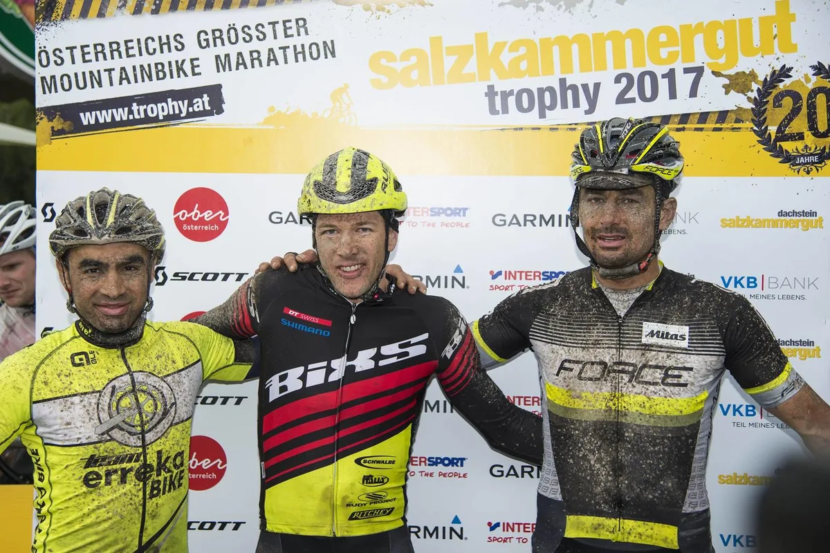 loosersalzkammergut Dreckig und glücklich: Sieger Konny Looser (Mitte). (Bild: www.trophy.at)