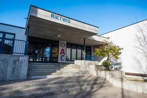moenchaltorfl_07-11-15_bibel_fsm_001 Die Dach- und Oberflächenentwässerung der Trakte K und G der Schulanlage Rietwis muss saniert werden. (Archivbild: Fabio Meier)