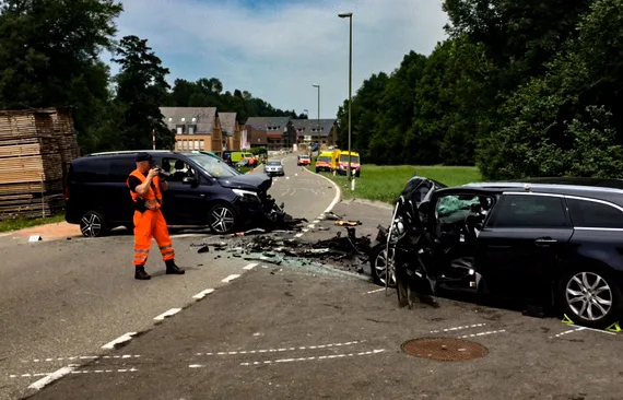 170719illnau_0 Kollision mit drei Personenwagen. (Bild: Kantonspolizei Zürich), Vier Personen wurden bei der Kollision teils schwer verletzt. (Bild: Kantonspolizei Zürich), Die Kempttalstrasse Richtung Effretikon. In diesem Bereich ereignete sich der Unfall.
(Google Streetview), Die Frontalkollision ereignete sich am 19. Juli um die Mittagszeit. (Bild: Leserreporter)